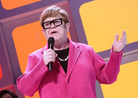 Elton John tregon fjalët që dëshiron t’i shkruhen në gurin e varrit të tij