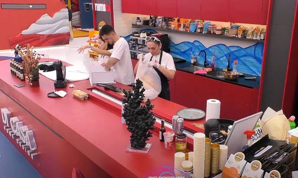 Drenusha dhe Fitimi këndojnë duke përgatitur ushqimin (VIDEO)
