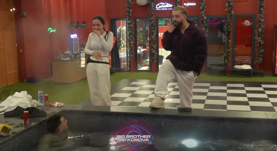 "Kuku çfarë shuplake", Gjesti e tregon në mënyrë qesharake goditjen me vezë të Drenushës