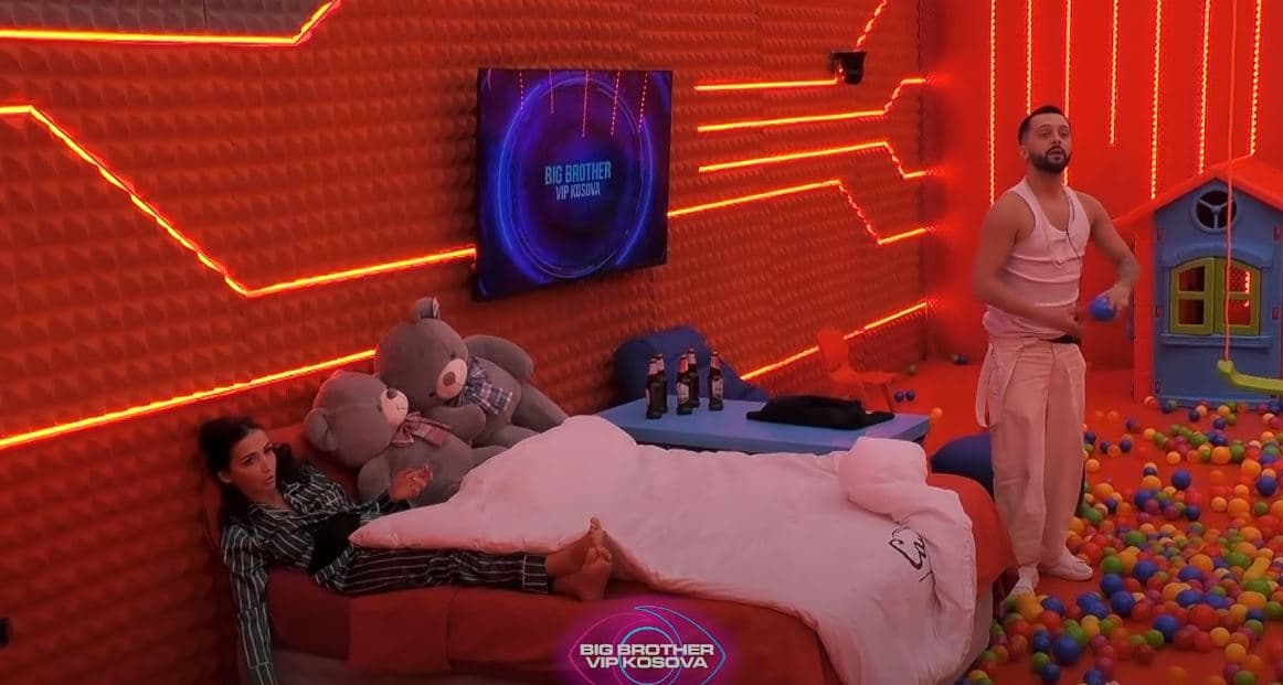 “Sonte nuk jom ‘kingu’, jom baba”, Gjesti flirtues ndaj Xhenetës (VIDEO)