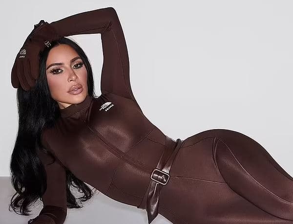 Kim Kardashian merr vëmendjen me pozë sensuale