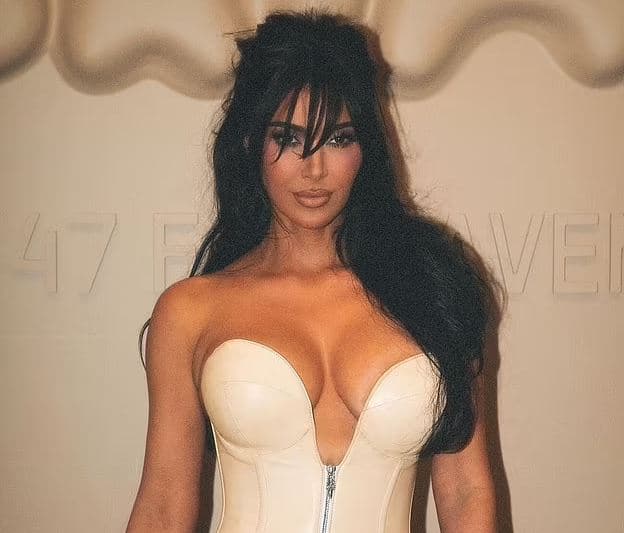 Kim Kardashian, si një “kryevepër” në paraqitjen e fundit