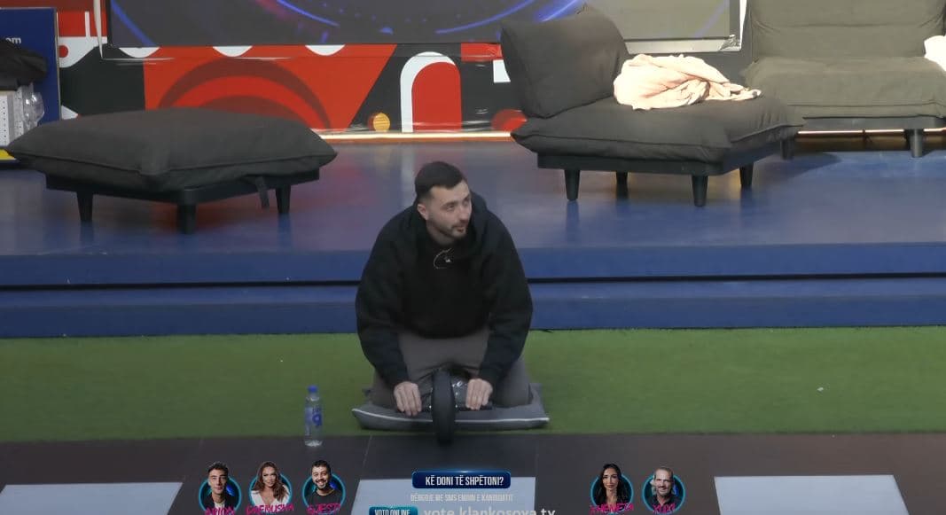 Djemtë e BBVK-së organizojnë 'kampionatin e rrotës’ (VIDEO)