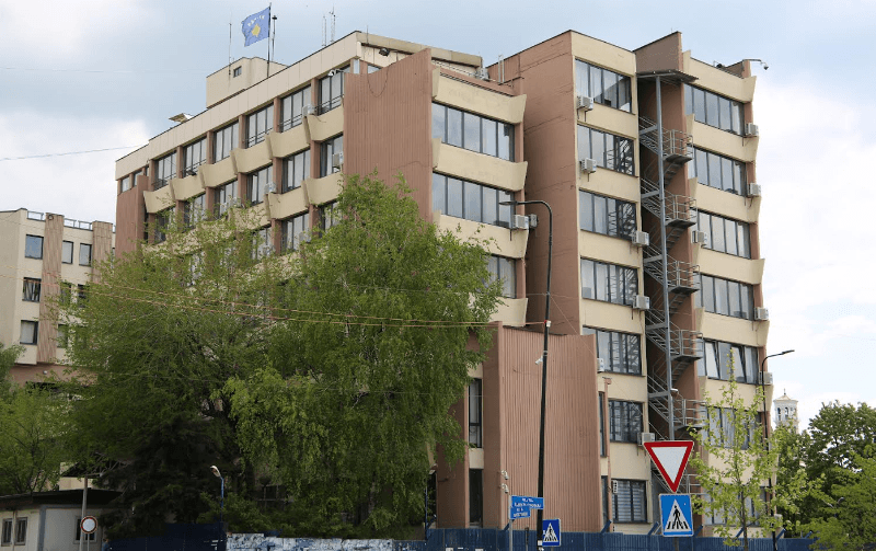 Arrestohet një person, dyshohet se mori pjesë në vrasjen e 34 civilëve në Malishevë