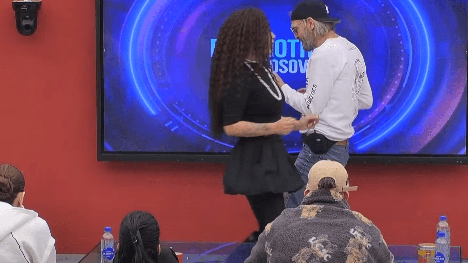 Rovena ndez atmosferën me këngën e saj (VIDEO)