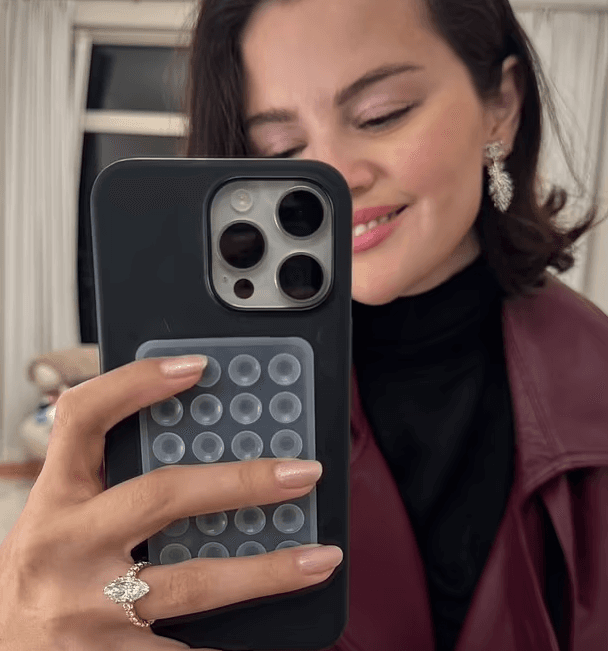 Selena Gomez ‘reklamon’ unazën e fejesës