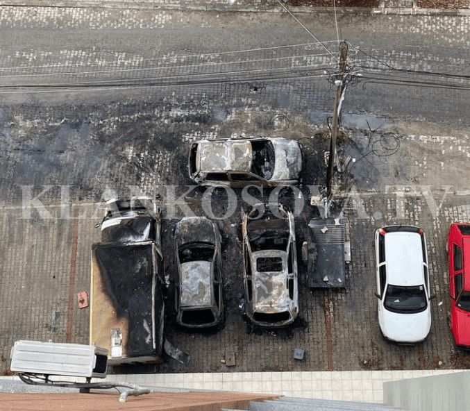 Kështu duken veturat që u dogjën në Prishtinë (FOTO)