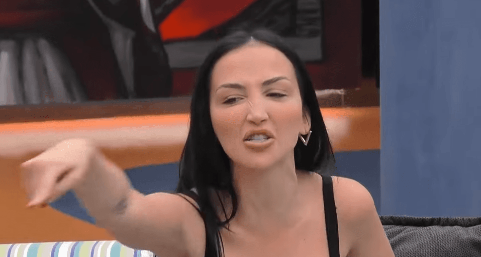 Xheneta e ashpër ndaj Sarës: Ke talent për make-up e rregullim flokësh, për aktrim zero je! (VIDEO)