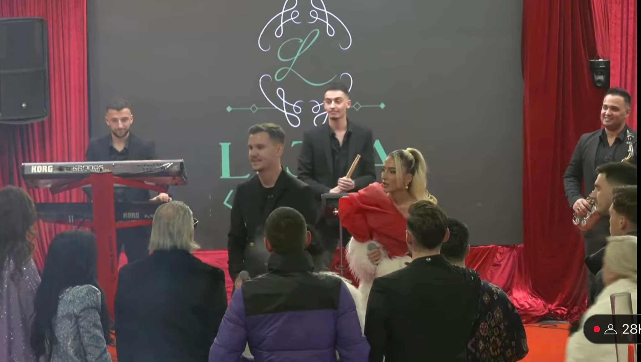 "Ja kena pa hajrin", Adri dhe Iliriana performojnë live për banorët në natën e Vitit të Ri (VIDEO)