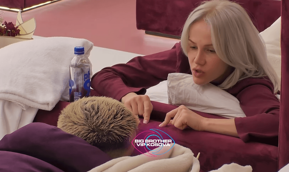 Sara dhe Gjesti pranë, çfarë po flasin mes vete? (VIDEO)