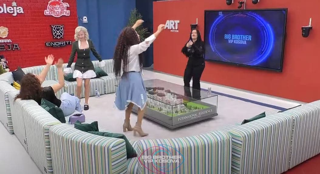 Gresa, Vullneti, Sara dhe Rovena shijojnë muzikën - vallëzojnë në dhomën e ndejës