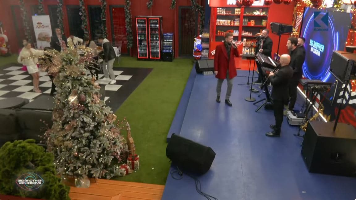 Atmosferë festive në shtëpi, performanca e plotë e Burakut dhe "Grupit Fama" (VIDEO)