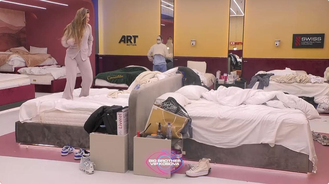 Me plot energji, Lela këndon e kërcen mbi krevat (VIDEO)