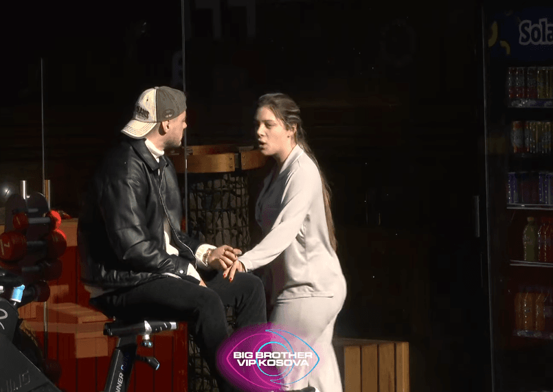 Lela nuk ndihet mirë, Leo nuk i qëndron afër (VIDEO)