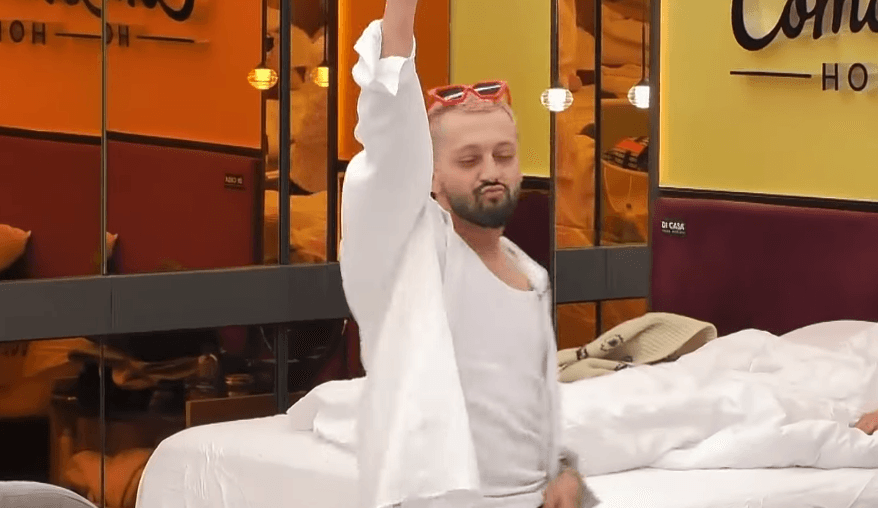 Situatë komike, Gjestit i shqyhen xhinset (VIDEO)