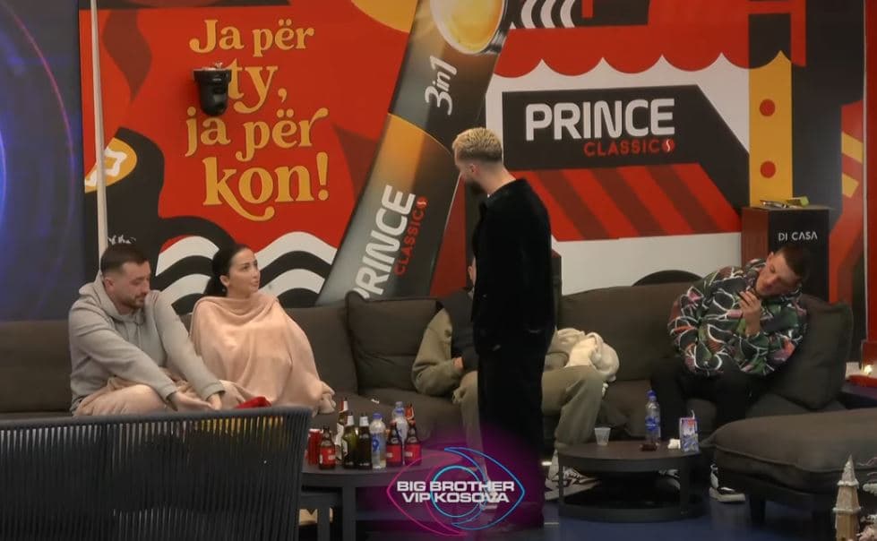 Xheneta i kërkon Gjestit t’i këndojë një këngë (VIDEO)