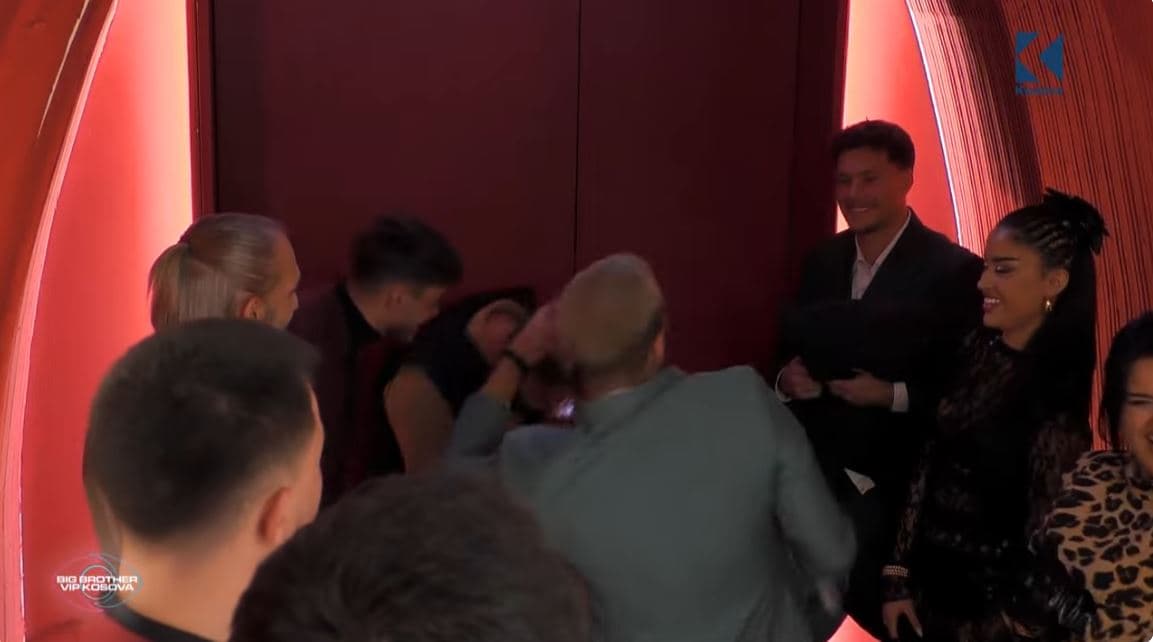 Kevini lë shtëpinë duke kënduar e vallëzuar (VIDEO)