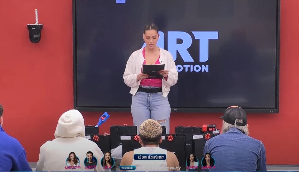 Dhuratat nga 'ArtMotion' me mesazhe qesharake dhe të personalizuara për banorët (VIDEO)