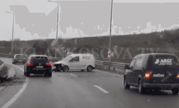 Aksident mes dy automjeteve në autostradën Prishtinë-Pejë