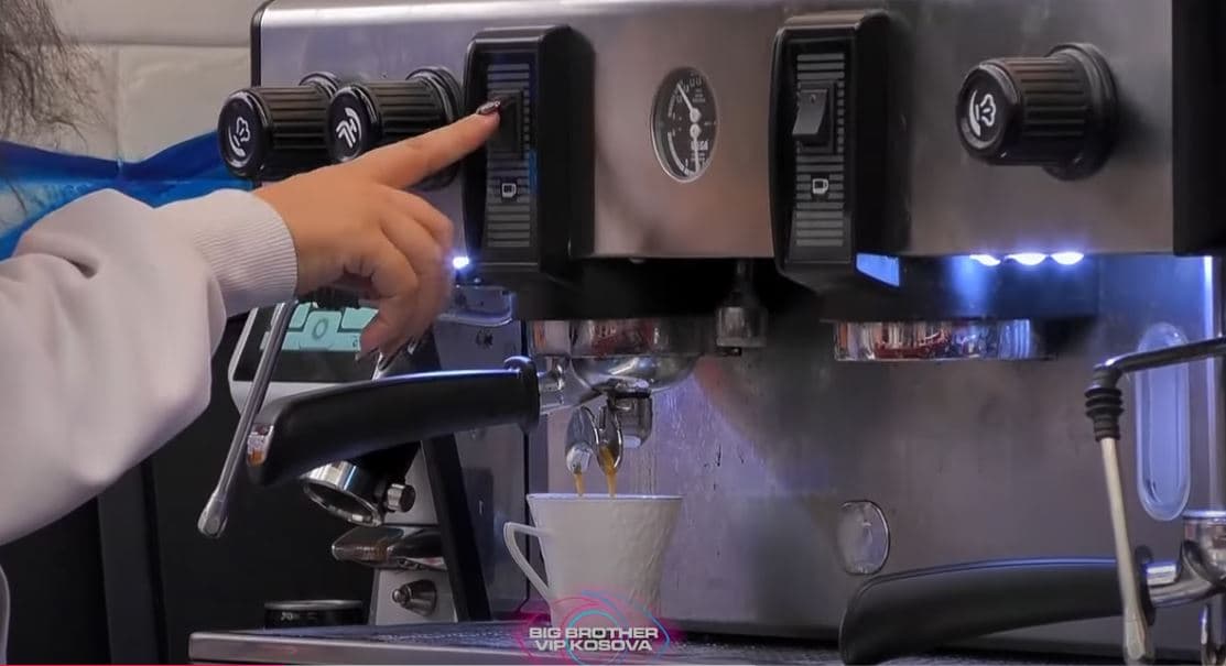 Rovena nis ditën me energji, shijon një filxhan kafe “Princ Caffe”