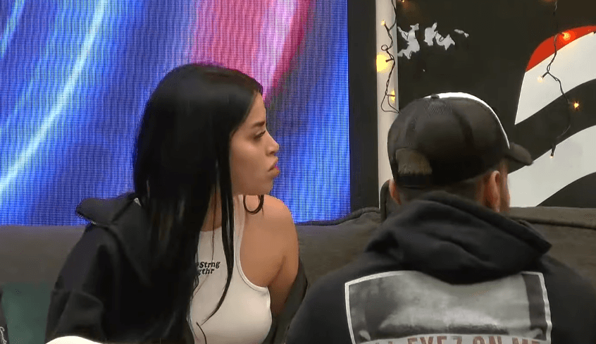 Përplasen për një fshesë, Anisa i thotë ''S'du t'jemi shokë'', Kevini e quan ''Kopje e Xhenetës'' (VIDEO)