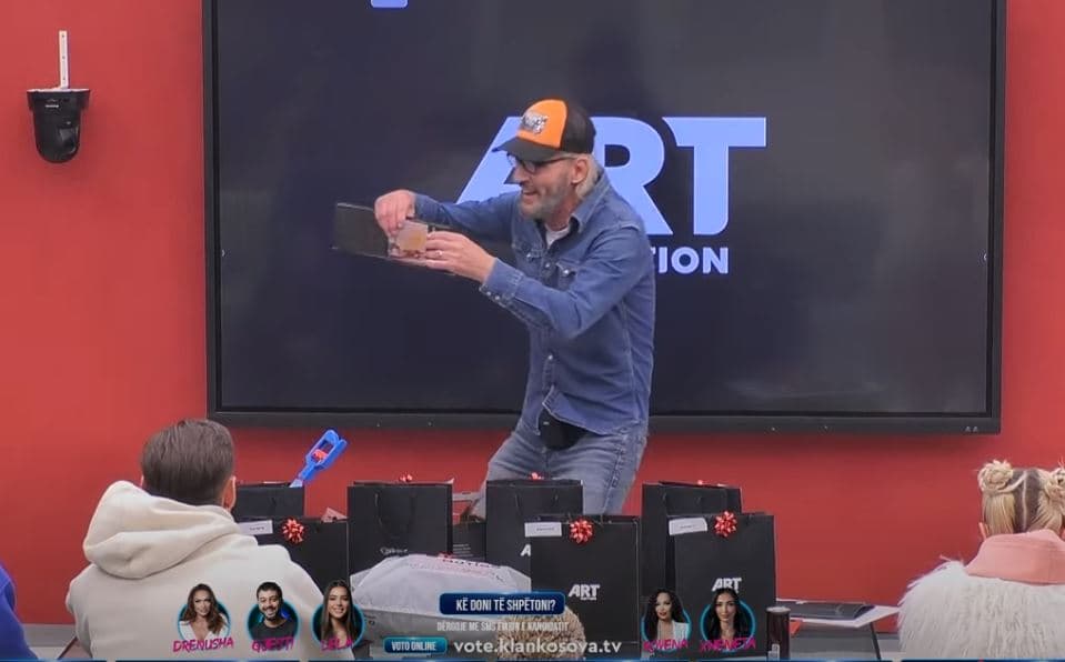 "Prishtinali i vërtetë" - Xuxi rrëqethët nga mesazhi dhe dhurata nga ArtMotion (VIDEO)
