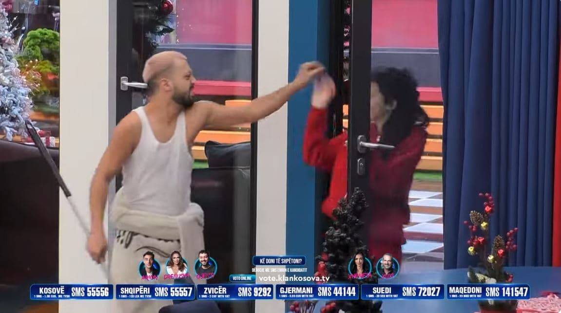 Situatë komike, Gjesti s’e lë ‘rehat’ Xhenetën (VIDEO)