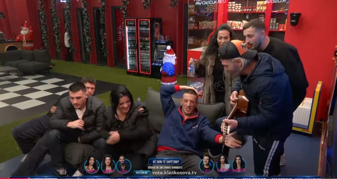 Xuxi i bie kitarës, ndërsa banorët këndojnë së bashku (VIDEO)