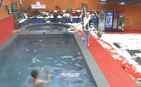 Humor e argëtim, Vullneti në pishinë - Sara e Driloni e gjuajnë me topa bore! (VIDEO)