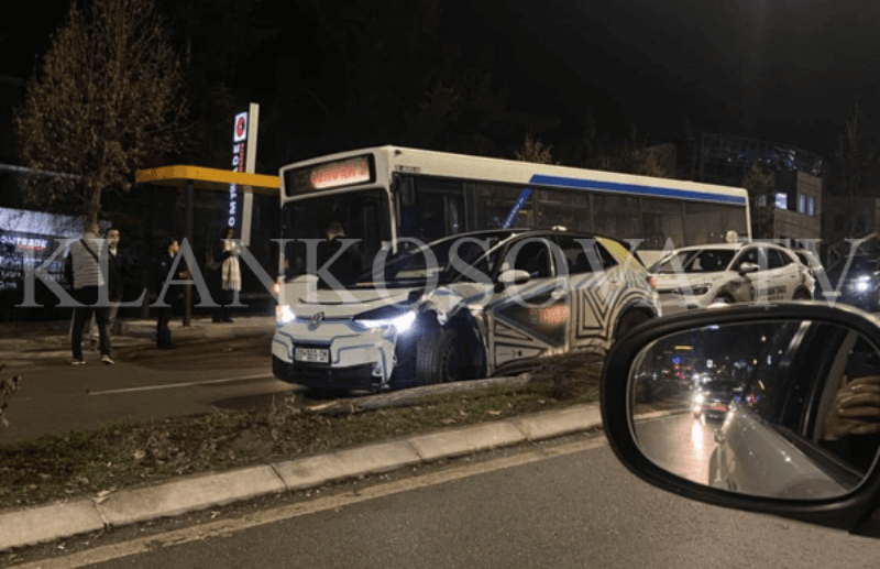 Aksident mes një autobusi dhe dy taksive në Ulpianë