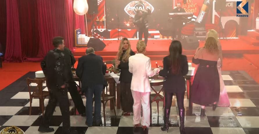 Sara thyen pjatat, elektrizohet shtëpia me muzikë greke (VIDEO)