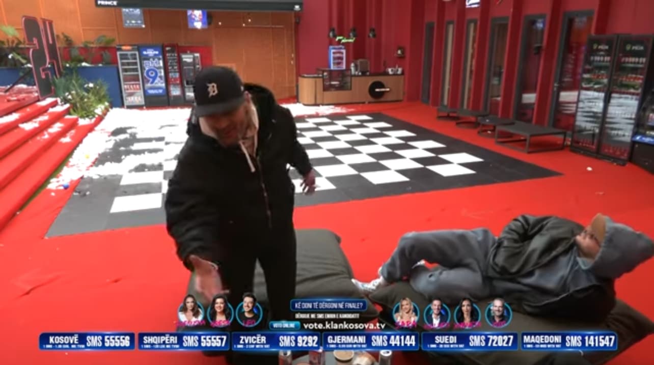 Xuxi këndon, sjell atmosferë të zjarrtë në shtëpi (VIDEO)
