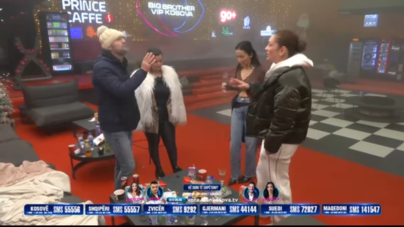 Atmosferë festive, banorët edhe mbrëmë festuan me këngë e vallëzim