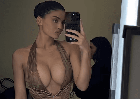 Kylie Jenner vë në pah gjoksin