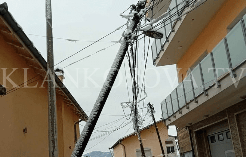 Banorët e Zhurit po përballen me mungesë të rrymës, të rrezikuar edhe nga shtyllat elektrike
