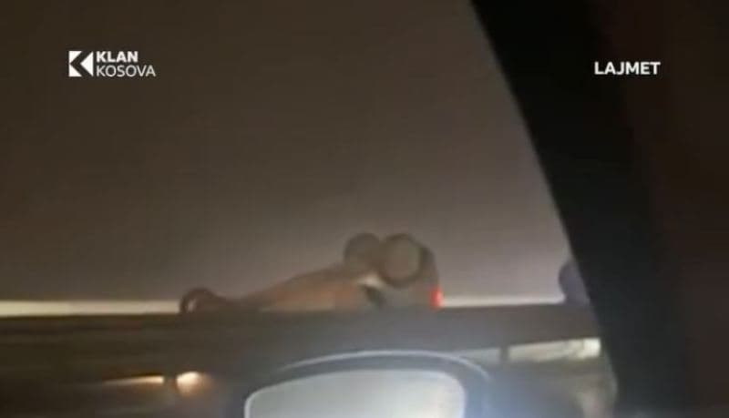 Rrotullohet një veturë në rrugën Prishtinë - Fushë Kosovë (VIDEO)