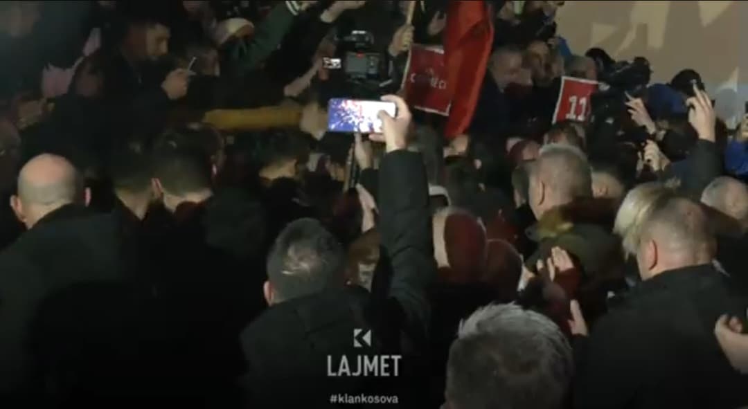 Fushata në Fushë Kosovë, VV mban tubim me dritat e gjeneratorëve (VIDEO)