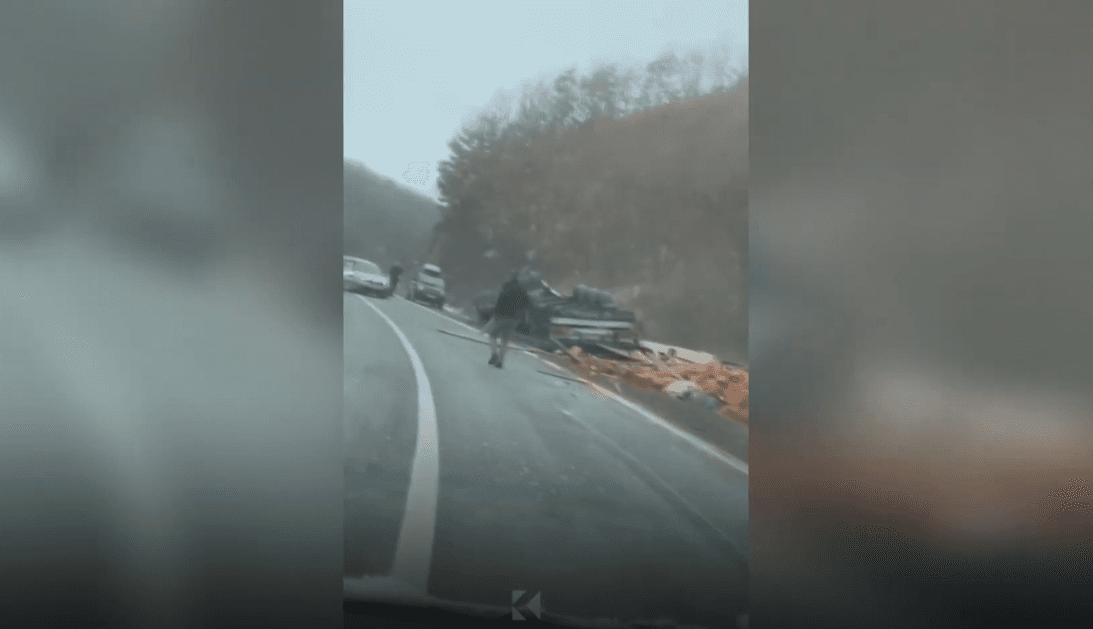Rrokulliset kamioni në Vojtesh, lëndohet vozitësi (VIDEO)