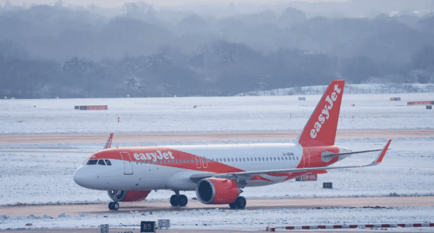 Aeroporti i Manchesterit mbyll pistat dhe vonon fluturimet për shkak të borës dhe akullit