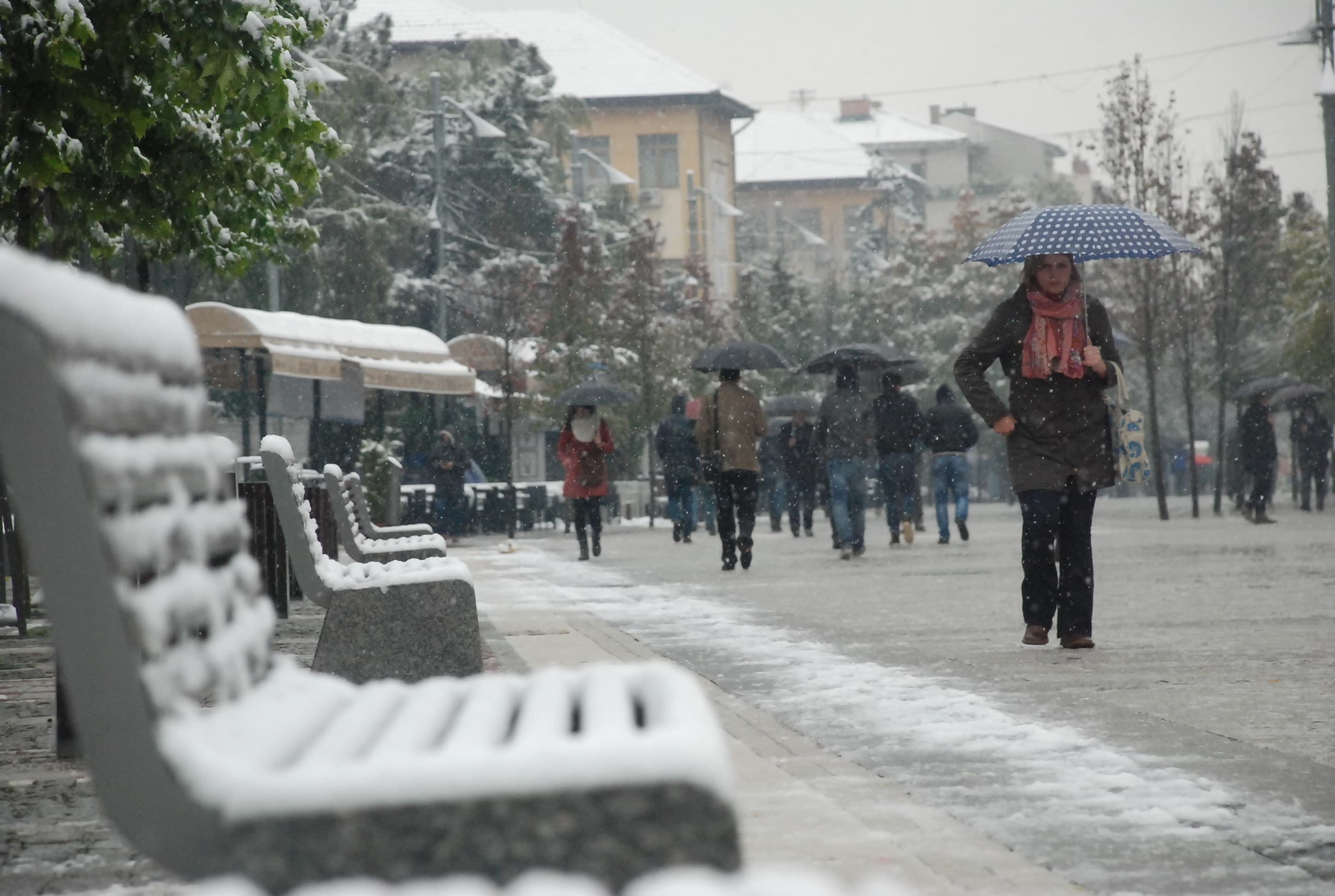Qytetarët ankohen për pagat e ulëta: Nën 1000 euro nuk mund të jetojmë