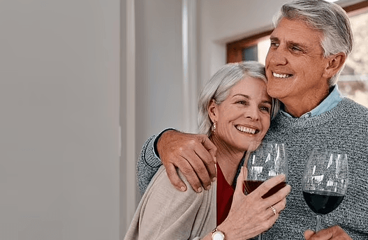 Alkooli dhe pensionistët: Studimi gjen përfitime për humor të mirë