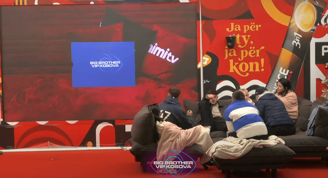 Shfaqet zarf blu në shtëpi, banorët në tension - relaksohen me ngjyrën! (VIDEO)