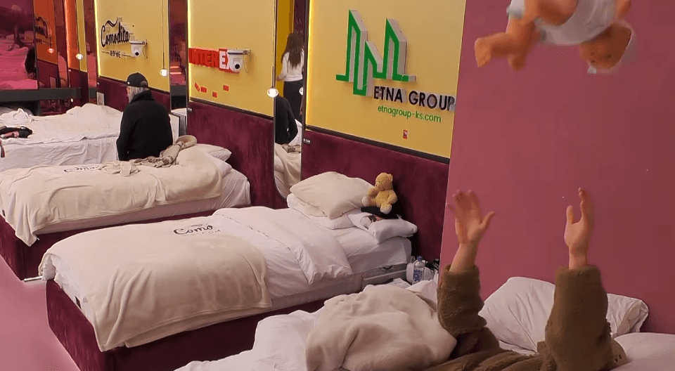Driloni hedh foshnjen lart, nxit të qeshura te Xuxi (VIDEO)
