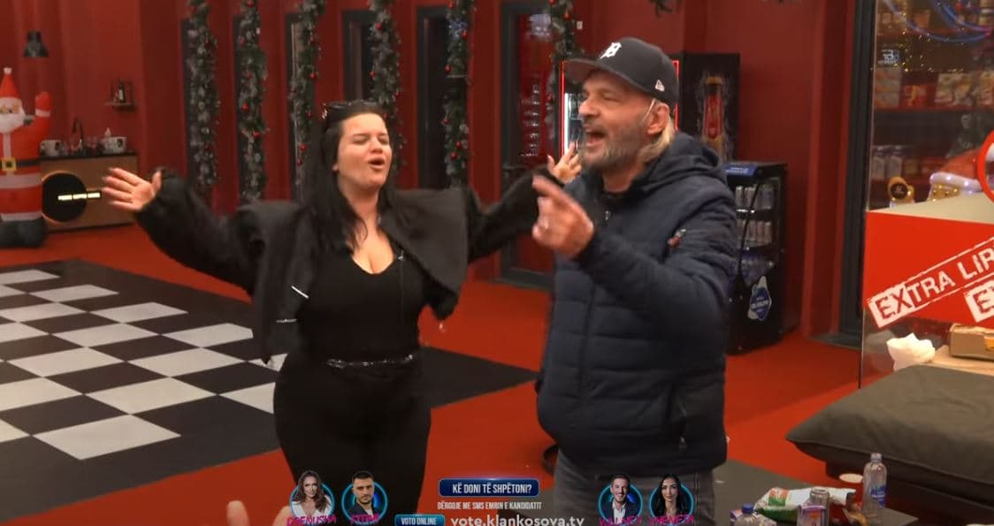 Banorët këndojnë së bashku këngën "E kam emrin Kosovar" (VIDEO)