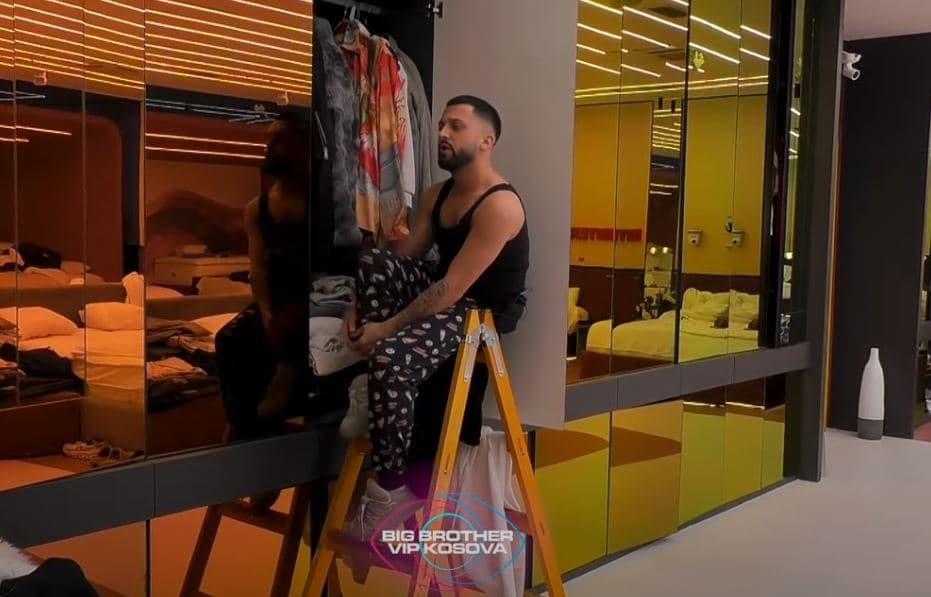 Gjesti ulet në shkallë dhe këndon 'tallava'! (VIDEO)