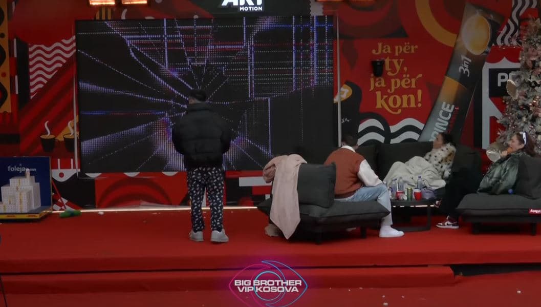 "Ju kemi rrejt!", momente epike kur Gjesti e godet dhe mendon që e theu TV-në jashtë