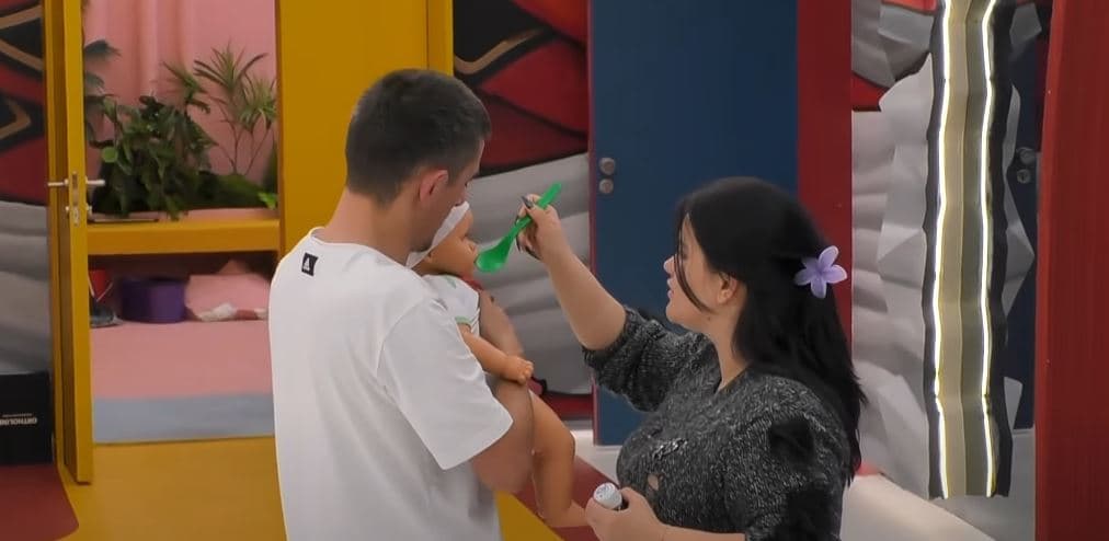 Vullneti dhe Gresa si prindër kujdesen për ‘foshnjën’ e tyre (VIDEO)