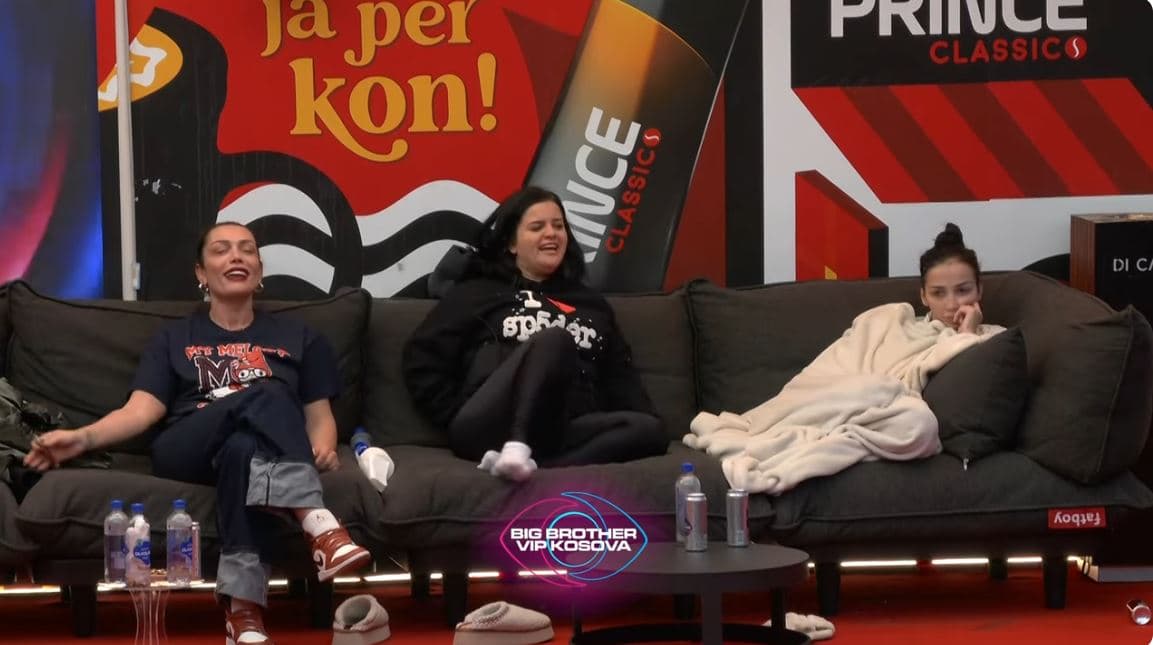 “Kthehuni”, Gresa këndon duke thumbuar Drilonin (VIDEO)