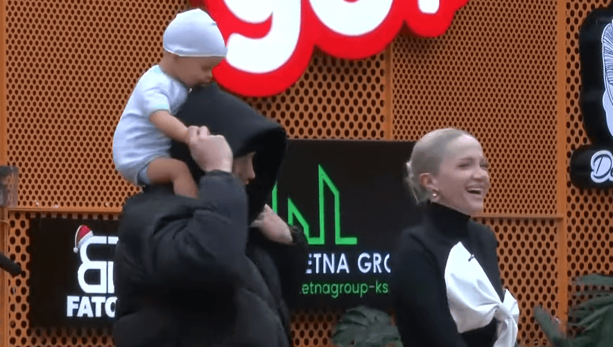 Sara e Driloni shijojnë me 'beben' e tyre këndim e vallëzim së bashku (VIDEO)