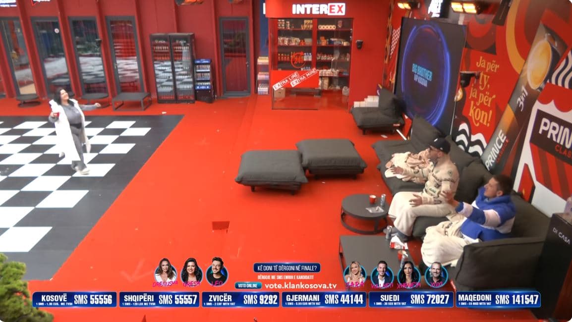 Atmosferë fantastike në shtëpi, Gresa shijon muzikën – del e kërcen në oborr (VIDEO)